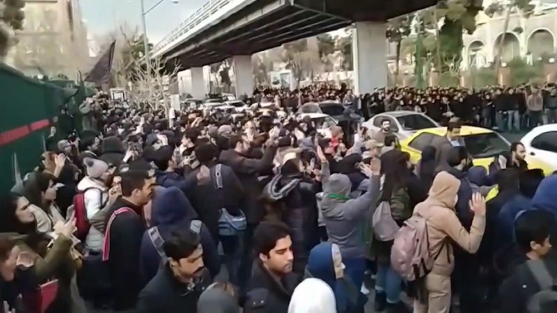Iránci po sestřelení letadla demonstrovali proti lžím a ajatolláhovi